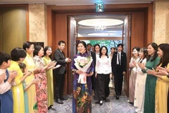 Las mujeres vietnamitas casadas en Corea del Sur dan la bienvenida a Ngo Phuong Ly, esposa del secretario general del Partido Comunista de Vietnam, To Lam. (Foto: VNA)