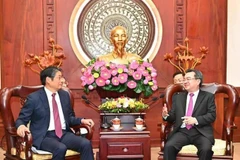 El subsecretario del Comité del Partido Comunista de Vietnam en Ciudad Ho Chi Minh, Nguyen Thanh Nghi, recibe al embajador japonés en Vietnam, Ito Naoki. (Foto: www.sggp.org.vn)