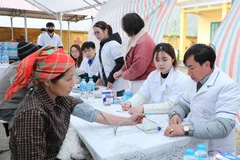 Se han ampliado los servicios sociales básicos, como la atención médica, la educación, el agua potable y la información, para satisfacer las necesidades de la población rural, especialmente de las minorías étnicas. (Foto: Vietnam+)