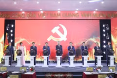 El secretario general del Partido Comunista de Vietnam, To Lam, y los delegados realizaron la ceremonia de lanzamiento de la página informativa del XIV Congreso Nacional del Partido. (Fuente: VNA)