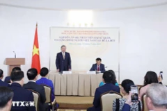 El secretario general del Partido Comunista de Vietnam (PCV), To Lam, se reúne con los funcionarios de la Embajada de Hanoi en Minsk y la comunidad vietnamita en el país. (Fuente: VNA)