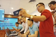 Reporteros de VNA hablan sobre cómo crear videos con celulares en el curso temático en Da Nang. (Foto: VNA)