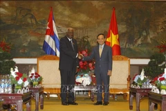El secretario del Comité del Partido Comunista en Ciudad Ho Chi Minh, Tran Luu Quang, y el presidente de la Asamblea Nacional del Poder Popular de Cuba, Esteban Lazo Hernández. (Fuente: VNA)