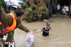 La Policía de la provincia de Dak Lak suministra alimentos a las personas en las zonas profundamente inundadas a lo largo del río Banh Lai. (Foto: VNA)