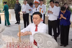 El miembro del Buró Político y miembro permanente del Secretariado del Comité Central del Partido Comunista de Vietnam (PCV), Tran Cam Tu, coloca inciensos ante la tumba del primer secretario general del PCV, Tran Phu, en la comuna de Duc Tho, provincia de Ha Tinh. (Foto: VNA)
