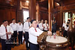 El miembro del Buró Político y miembro permanente del Secretariado del Comité Central del Partido Comunista de Vietnam, Tran Cam Tu, rinde homenaje al Presidente Ho Chi Minh en Nghe An. (Foto: VNA)