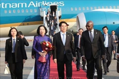 El presidente de Vietnam, Luong Cuong, y su esposa llegan a Luanda, iniciando su visita de Estado a Angola. (Fuente: VNA)