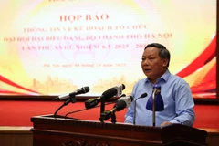 El subsecretario del Comité municipal del Partido Nguyen Van Phong, habla en la rueda de prensa. (Foto: VNA)