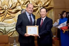 Claudio De Negri recibe la Medalla "Por la Paz y la Amistad entre los Pueblos" durante su período como Embajador de Chile en Vietnam. (Foto: VNA)