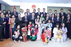 El presidente Luong Cuong, su esposa y delegados con el personal de la Embajada y representantes de la comunidad vietnamita en Angola. (Foto: VNA)