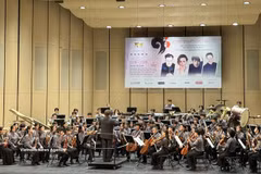 La Orquesta Juvenil Asiática interpreta obras maestras de la música clásica. Foto: VNA
