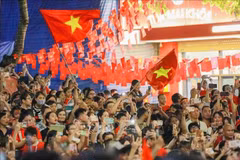 Los hanoiyense dan la bienvenida a los bloques que transitan por la calle Trang Tien durante el ensayo estatal del desfile y la marcha del evento A80. Foto: VNA