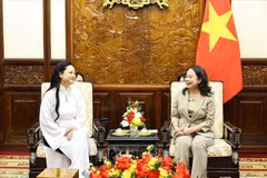 La vicepresidenta de Vietnam, Vo Thi Anh Xuan, recibe a Amanda Nguyen, la primera astronauta de origen vietnamita en viajar al espacio. (Fuente: VNA)