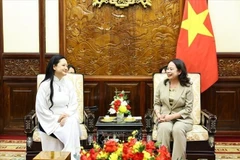 La vicepresidenta de Vietnam, Vo Thi Anh Xuan, recibe a Amanda Nguyen, la primera astronauta de origen vietnamita en viajar al espacio. (Fuente: VNA)