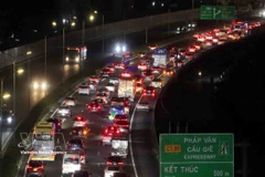 Vehículos circulando lentamente al final de la autopista Phap Van - Cau Gie en dirección al centro de Hanoi la noche del 21 de febrero. Foto: VNA
