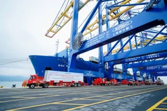 Carga y descarga de mercancías de exportación en el puerto de Lach Huyen (ciudad de Hai Phong). (Foto: hanoimoi)