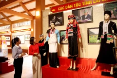 Guía turístico del Museo Provincial presenta temas del espacio cultural en la sala de exposiciones. (Foto: baolaichau.vn)