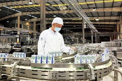 Línea de producción moderna hacia la producción verde y sostenible de Vinamilk. (Foto: hanoimoi.vn)