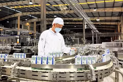 Línea de producción moderna hacia la producción verde y sostenible de Vinamilk. (Foto: hanoimoi.vn)