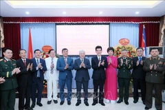 Do Van Chien, miembro del Buró Político y presidente del Comité Central del Frente de la Patria de Vietnam, con delegados. Foto: VNA