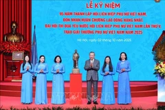 El secretario general del Partido Comunista de Vietnam, To Lam, entrega una estatua del Presidente Ho Chi Minh a la Unión de Mujeres de Vietnam. (Foto: VNA.)