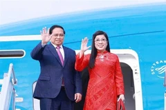 El primer ministro de Vietnam, Pham Minh Chinh, y su esposa parten de Hanoi para visitar Polonia, República Checa y asistir a FEM. (Fuente: VNA)