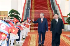 El secretario general del Partido Comunista de Vietnam, To Lam, y el secretario general del Partido del Trabajo de Corea y presidente de la Comisión de Asuntos Estatales del país anfitrión, Kim Jong Un, con los niños en la ceremonia de bienvenida. (Fuente: VNA)