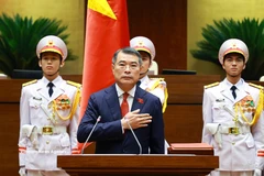 El primer ministro Le Minh Hung toma juramento. (Foto: VNA)
