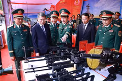 El primer ministro Le Minh Hung visita una exposición de iniciativas de innovación tecnológica de la Región Militar 4. Foto: VNA