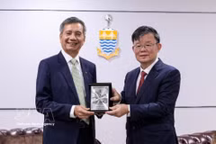 El embajador de Vietnam en Malasia, Dinh Ngoc Linh, y el ministro principal de Penang, Chow Kon Yeow. (Foto: VNA)