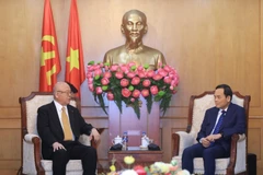 El jefe de la Comisión de Políticas y Estrategias del Comité Central del Partido Comunista de Vietnam, Tran Luu Quang, y el asesor especial de la Alianza Parlamentaria de Amistad Japón-Vietnam, Takebe Tsutomu. (Fuente: VNA)