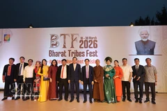 El ministro de Asuntos Étnicos y Religiosos de Vietnam, Dao Ngoc Dung, y la delegación vietnamita de alto rango posan para una foto conmemorativa en elel Bharat Tribes Fest 2026. Foto: VNA