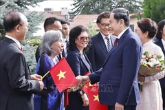 El presidente de la Asamblea Nacional de Vietnam, Tran Thanh Man, junto a su esposa, sostiene un encuentro con el personal las misiones diplomáticas y miembros de la comunidad vietnamita en Suiza. (VNA)