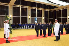 El miembro de Buró Político y permanente del Secretariado del Comité Central del Partido Comunista de Vietnam, Tran Cam Tu, encabeza una delegación de alto nivel del Partido Comunista de Vietnam para rendir homenaje a Xaysomphone Phomvihane, miembro del Buró Político y presidente de la Asamblea Nacional de Laos. Foto: VNA