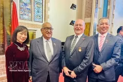 El presidente interino de la Asociación de Amistad Nueva Zelanda-Vietnam, Anand Satyanand (segundo desde la izquierda), con miembros de la asociación. Foto: VNA