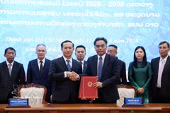Nguyen Loc Ha, vicepresidente permanente del Comité Popular de Ciudad Ho Chi Minh, y Souksavanh Vilayvong, subsecretario del Comité Provincial del Partido y presidente del Comité de la Administración Provincial de Champasak, firmaron un memorando de entendimiento de cooperación. Foto: VNA