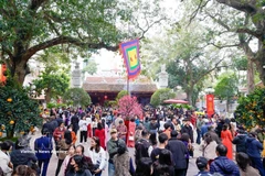 Visita a los Cuatro Templos Guardianes de Thang Long al comienzo del Año Nuevo Lunar