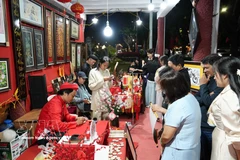 Los turistas visitan un espacio de escritura de caligrafía en el barrio de Thuan Hoa, ciudad de Hue, durante el Año Nuevo Lunar de 2026. Foto: VNA