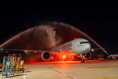 El vuelo inaugural de Emirates a Da Nang es recibido con una ceremonia de cañones de agua. (Fuente: Sun Group)