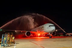 El vuelo inaugural de Emirates a Da Nang es recibido con una ceremonia de cañones de agua. (Fuente: VNA)