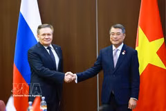El primer ministro Le Minh Hung recibe a Alexey Likhachev, director general de la Corporación Estatal de Energía Atómica de Rusia (Rosatom). Foto: VNA