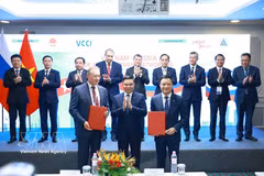 El primer ministro Le Minh Hung presencia la entrega del certificado de inversión para los bloques PSC 01/17 y 02/17 en la plataforma continental vietnamita entre PetroVietnam y el Grupo Zarubezhneft. Foto: VNA