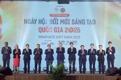 El secretario general To Lam, el primer ministro Pham Minh Chinh y delegados asisten a la ceremonia en respuesta al Día Nacional de la Innovación 2025. (Foto: VNA)