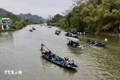Festival de la Pagoda Huong: El arroyo Yen rebosa de barcos que transportan visitantes para celebrar la Fiesta de la Primavera. (Foto: VNA)