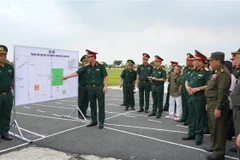 Líderes del Comando de la Guardia Fronteriza provincial de Tay Ninh informan que la delegación del Ministerio de Defensa planea organizar el Intercambio Amistoso de Defensa Fronteriza entre Vietnam y Camboya. (Foto: VNA)