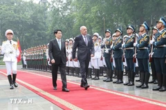 El presidente de Vietnam, Luong Cuong, y su homólogo húngaro, Tamás Sulyok, pasan revista a la guardia de honor. (Foto: VNA)
