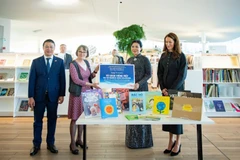 Ngo Phuong Ly, esposa del secretario general del Partido Comunista de Vietnam, hace entrega simbólica del “Estante de libros en vietnamita” a la Biblioteca Central Oodi en Helsinki. (Foto: VNA)