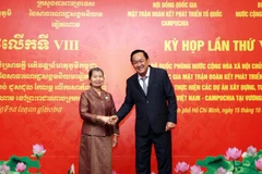 El coronel general Vo Minh Luong, viceministro de Defensa de Vietnam, y Samdech Men Sam An, presidenta del Consejo Nacional del Frente de Solidaridad para el Desarrollo de la Patria de Camboya. (Foto: VNA)