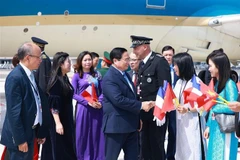 Funcionarios de la Embajada de Vietnam en Francia reciben al primer ministro Pham Minh Chinh y su esposa. (Fuente: VNA)