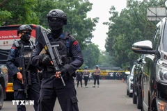 La policía monta guardia frente a una comisaría en la ciudad de Bandung, Indonesia. (Foto: AFP/VNA)